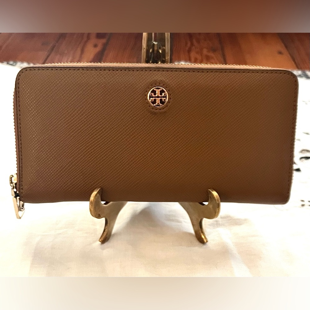 Tory Burch Zip Continetal Wallet Excellent Condition💫💫